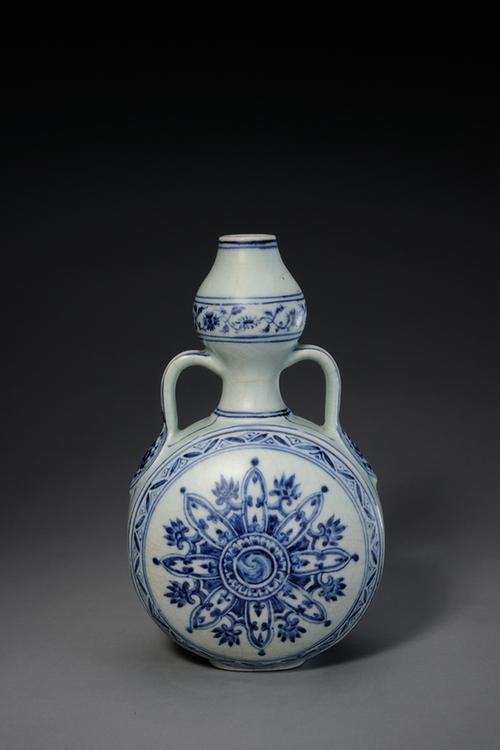 青花轮花纹绶带耳葫芦扁瓶