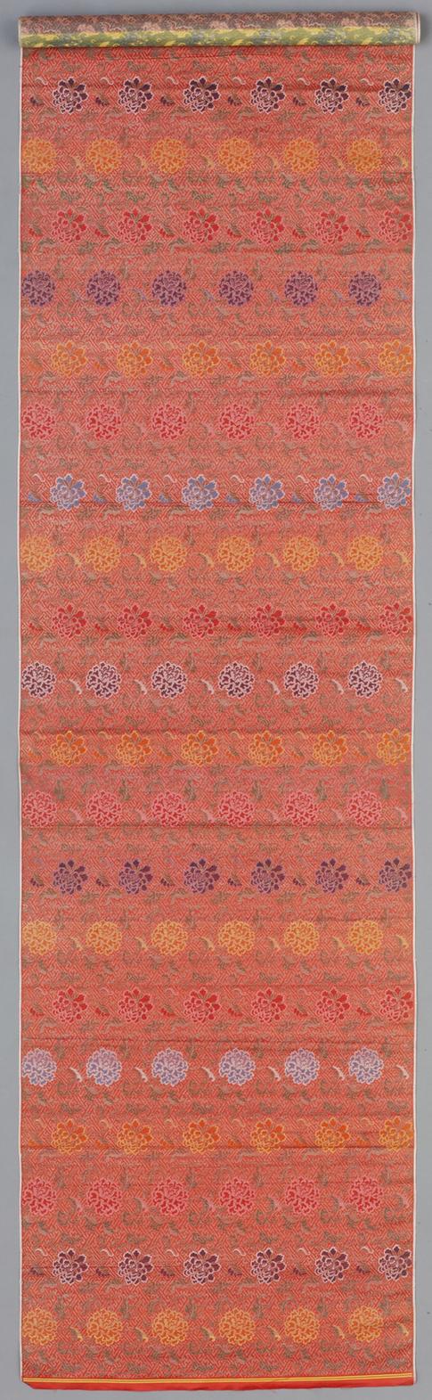 红色地曲水折枝牡丹纹织金锦