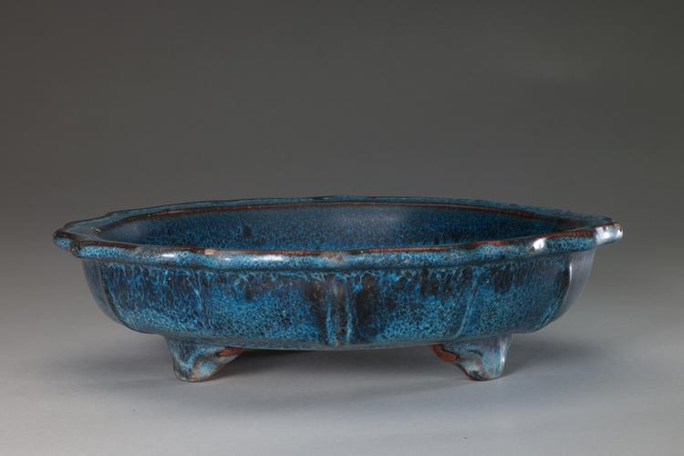 石湾窑灰蓝釉葵花式三足洗