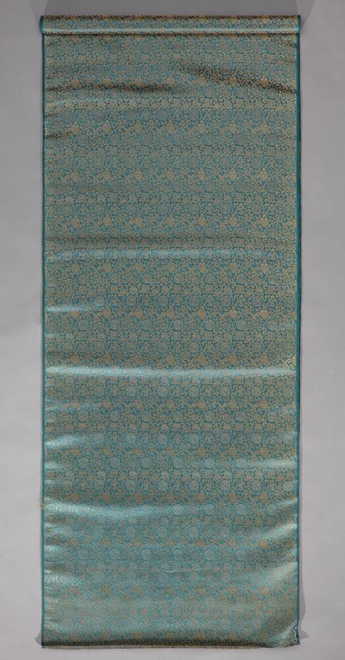 月白色小团龙杂宝纹织金缎