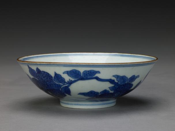 成化款青花洞石花果纹碗