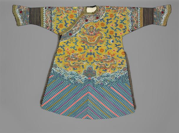 明黄色缂丝彩云金龙纹上羊皮下灰鼠皮女龙袍