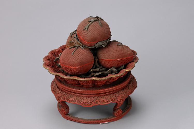 剔红菊花纹带座果盘