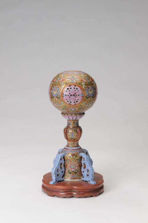 乾隆款粉彩金地冠架