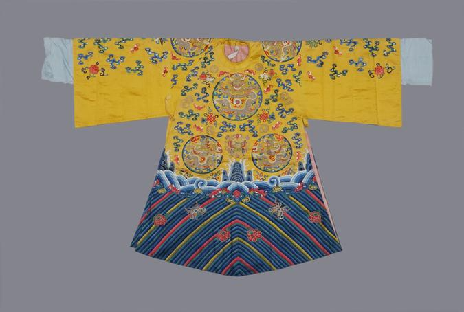 明黄色缎绣彩云蝠金十团龙皮球花纹女蟒