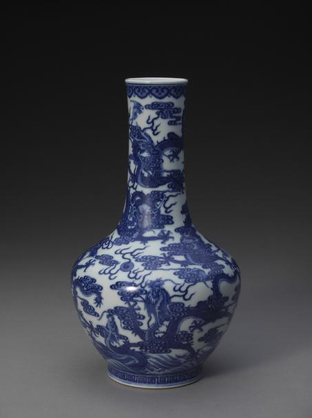 乾隆款青花云蝠九龙纹直口瓶