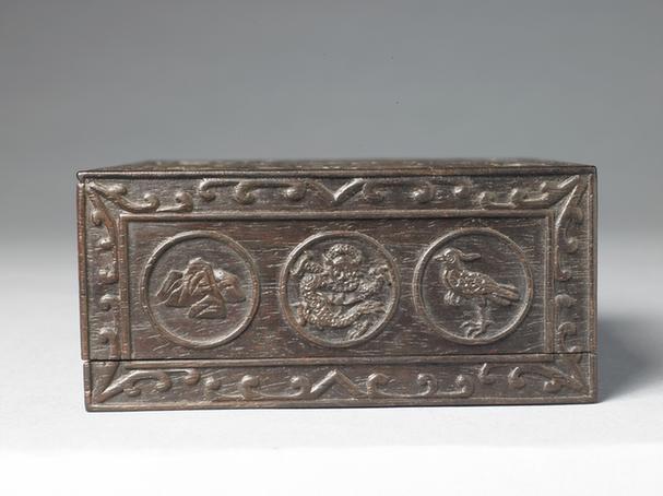 紫檀雕十二章纹小方盒