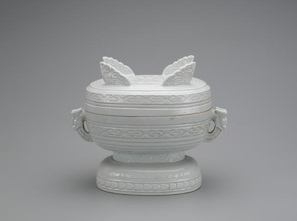 乾隆款白釉凸螭纹簋