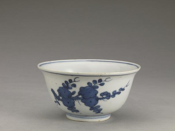 隆庆款青花折枝梅花蜂蝶纹碗