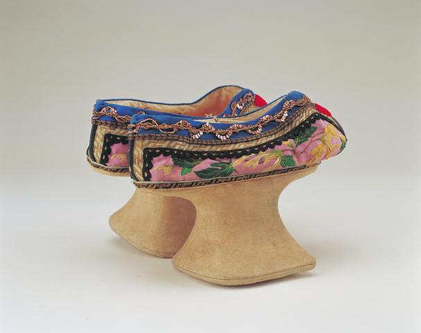 雪灰色缎绣花卉纹嵌珠花盆底女棉鞋