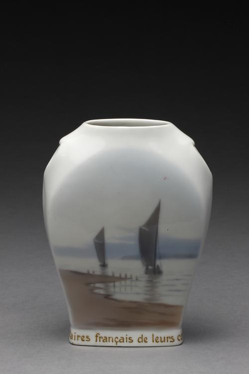 丹麦釉下彩帆船图扁瓶