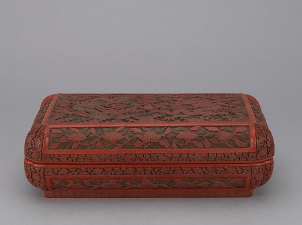 剔彩二龙戏珠纹方盒