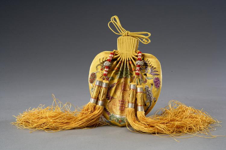 明黄色缎地平金银彩绣五毒活计