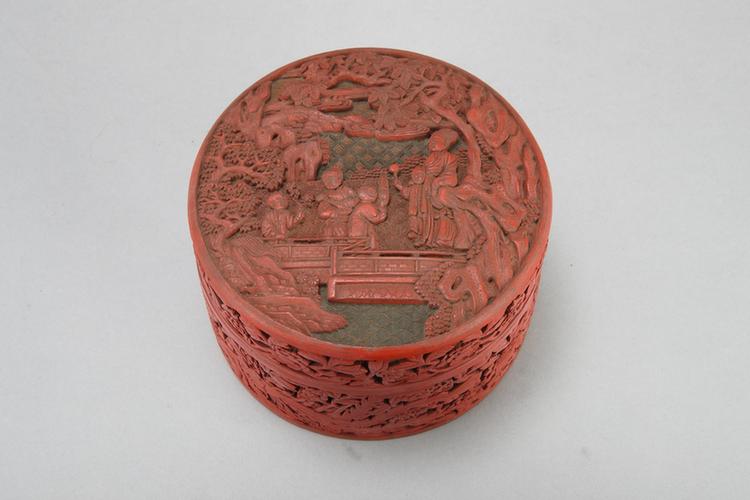 剔红飞凤山水人物图扁圆盒