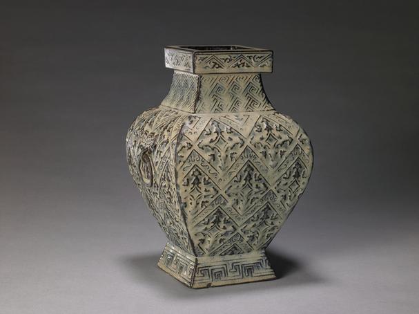 石湾窑仿古铜铺首耳方壶