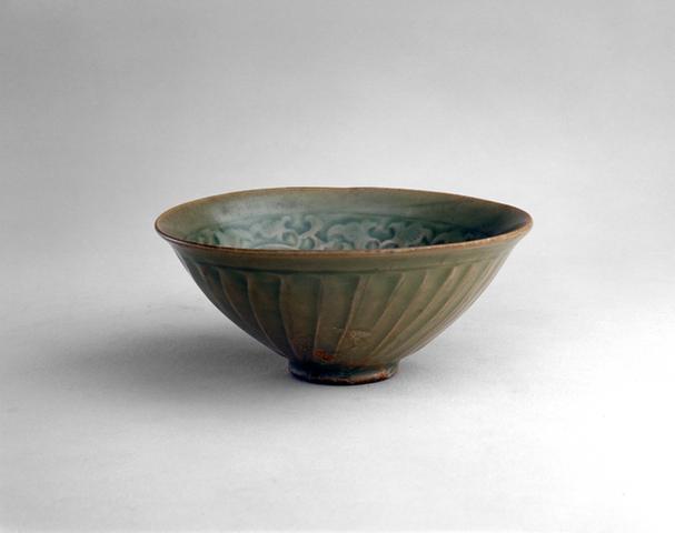 耀州窑青釉印缠枝莲纹小碗