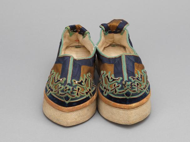 香色缎钉绒云纹头尖底鞋