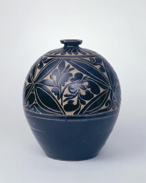 黑釉剔花小口瓶