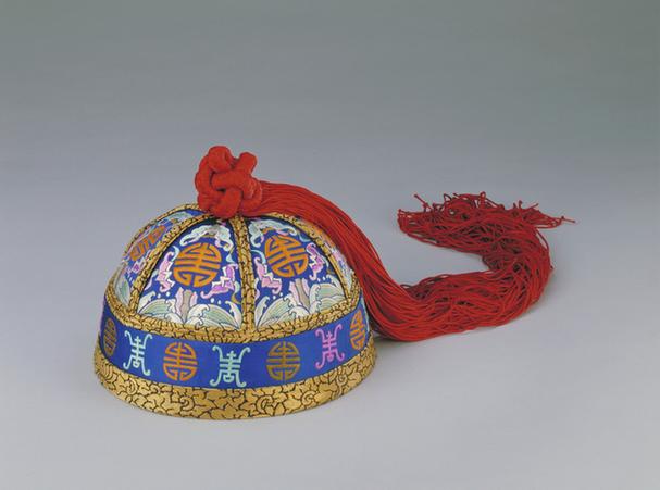 月白色缎绣福寿纹红穗小帽头