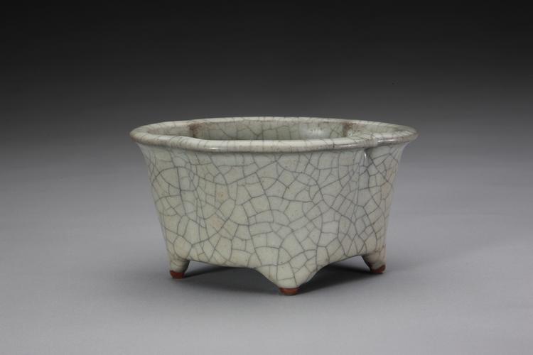 哥窑青釉海棠式花盆