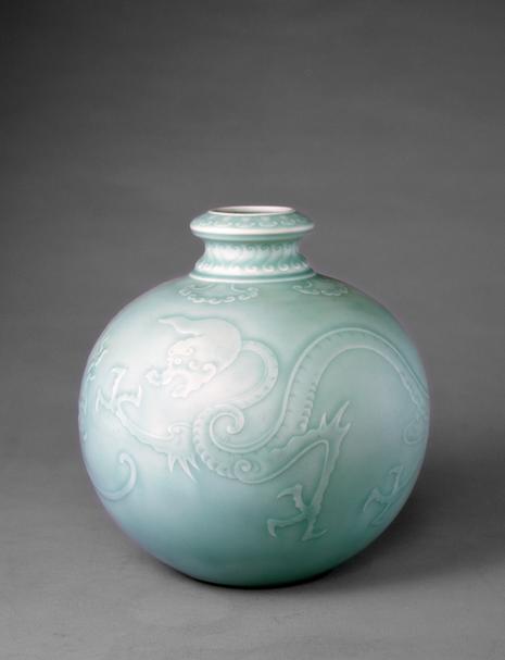 雍正款冬青釉凸龙纹洗口瓶