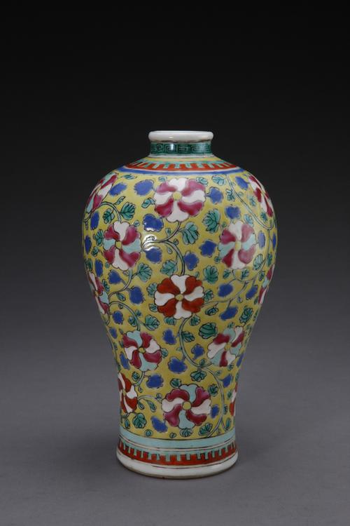 黄地粉彩缠枝花纹梅瓶