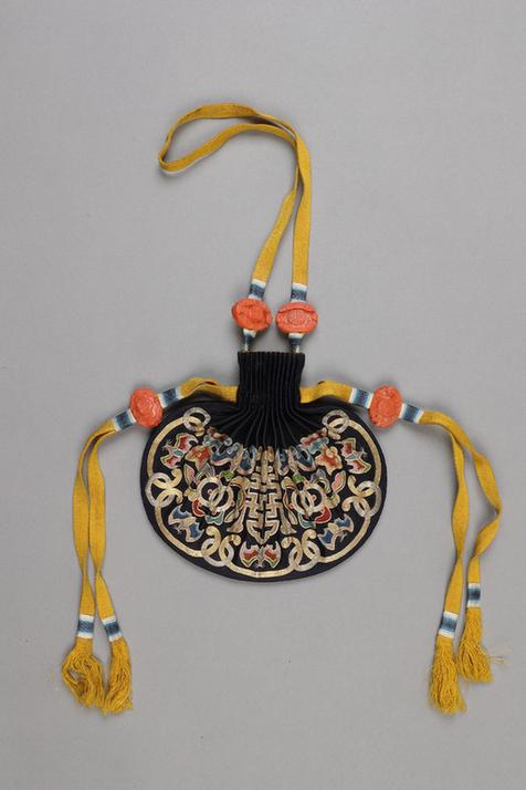 深蓝色缎平金锁绣福在眼前纹腰圆荷包