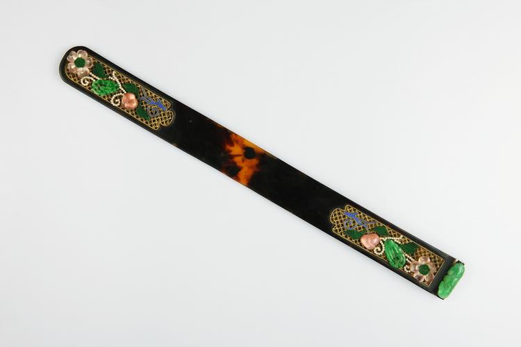 玳瑁镶珠石翠花卉纹扁方