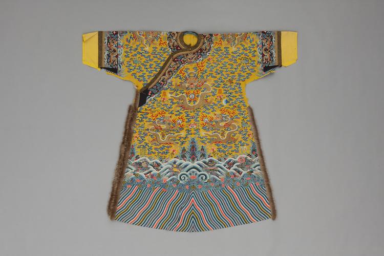 明黄色缂丝彩云蝠金龙纹女龙袍拆片