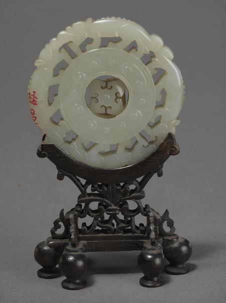 白玉透雕勾云纹兽形活心圆插屏