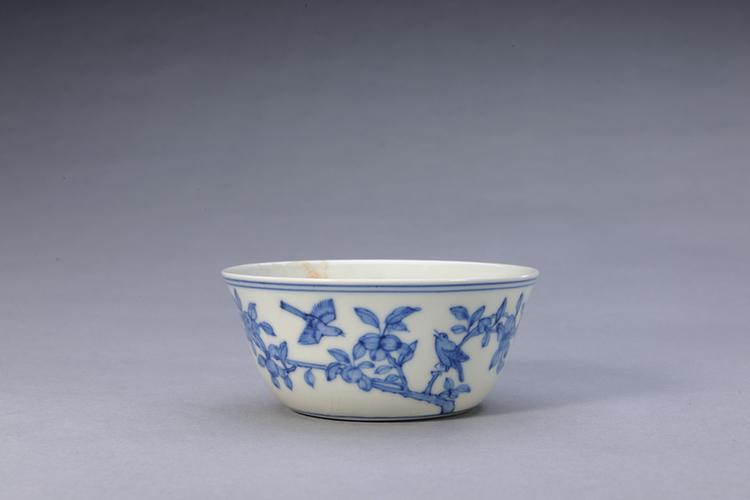 成化款青花花鸟图卧足碗