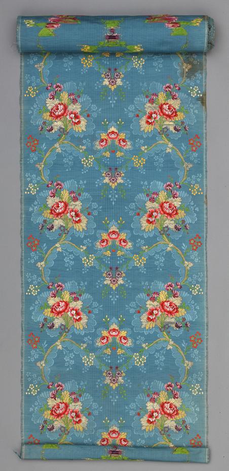 月白色地串枝大洋花纹金宝地锦