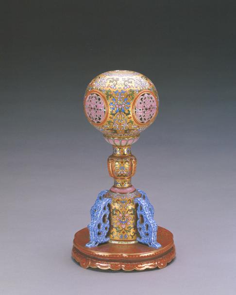 乾隆款粉彩锦地镂空开光冠架