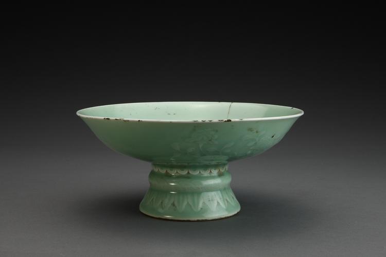 雍正款冬青釉高足碗