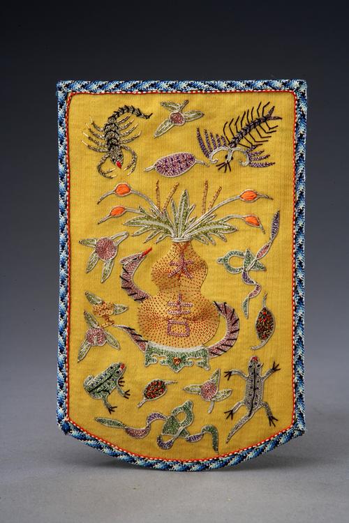 黄色缎平金绣五毒葫芦纹活计-名姓片套