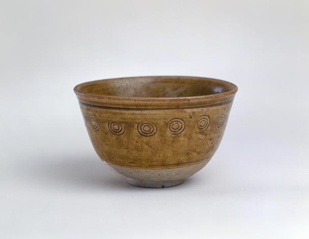 青釉刻环纹小碗