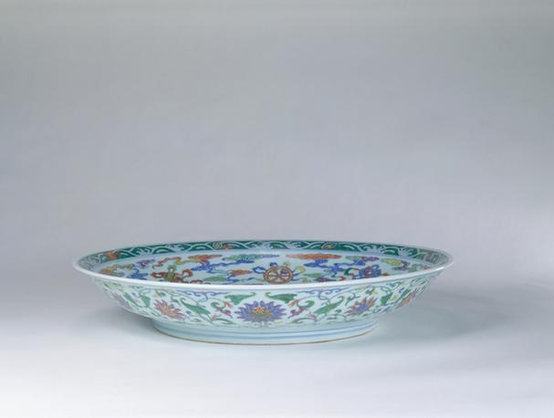 雍正款斗彩夔凤莲花八宝纹大盘