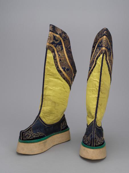 黄绿色缎绒云纹头尖底靴