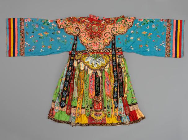 月白色纱绣花卉蝶纹宫衣