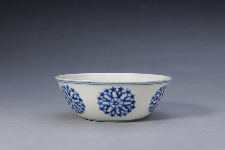 成化款青花团花纹卧足碗