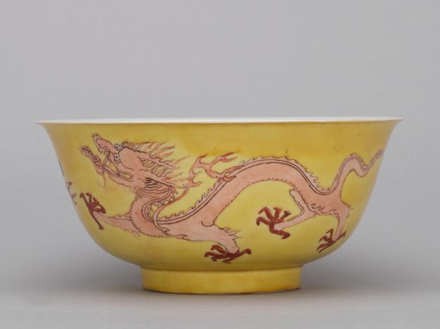 康熙款黄地红彩双龙纹碗