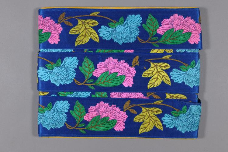 品月色缎地勾莲牡丹纹绦