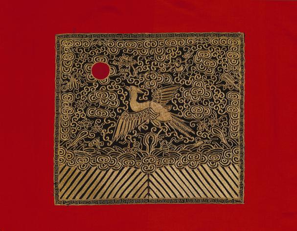 红色素缎缀平金绣锦鸡纹方补男官衣