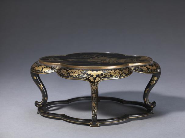 黑漆描金山水图海棠式香几