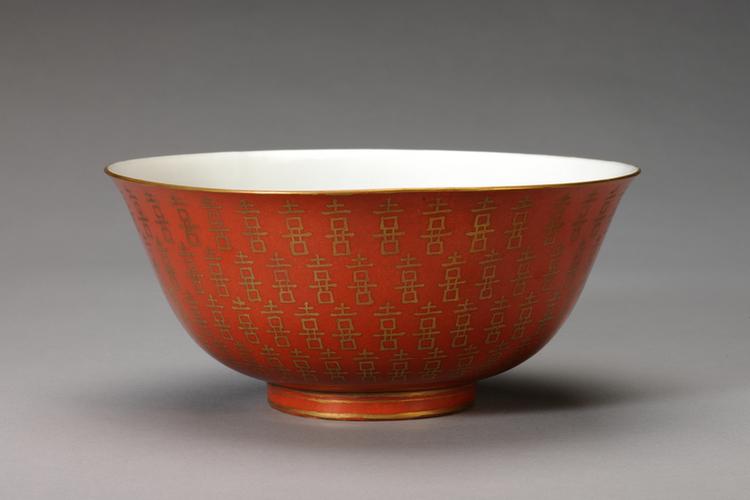 同治款矾红地描金“喜”字碗