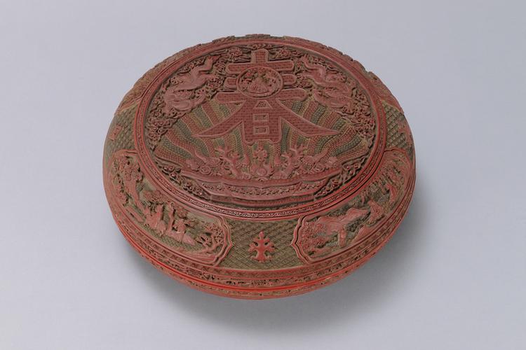 乾隆款剔红寿春图开光山水人物图圆盒