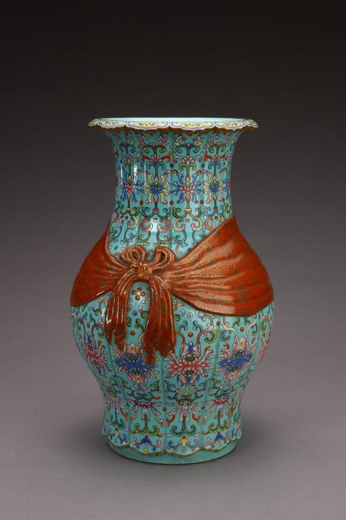 松石绿地缠枝花纹包袱式瓶