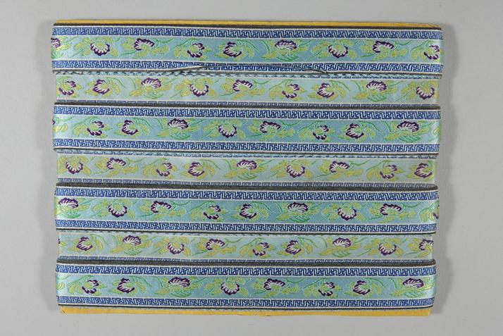 月白色缎地织金万字边朵兰纹绦