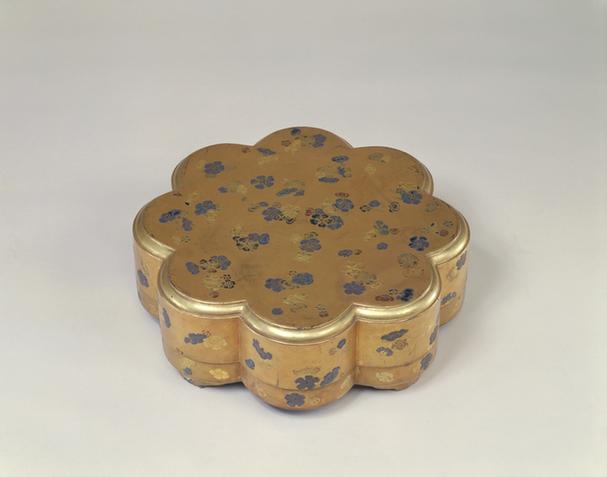 金漆花卉纹花瓣式盒