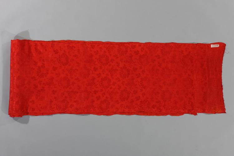 大红色牡丹蝴蝶纹绉绸